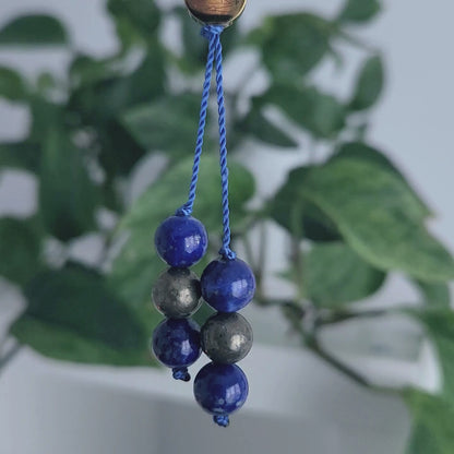 Vidéo du mini mala de poche en pierre naturelle de lapis lazuli et pyrite.