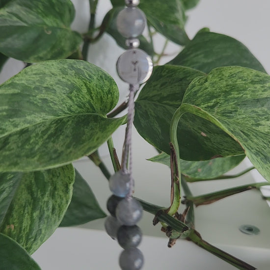 Vidéo du mini mala de poche en pierre naturelle de labradorite et hématite noire.