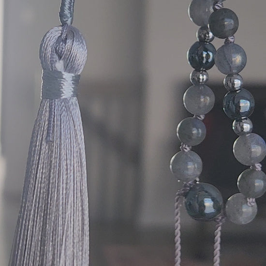 Vidéo mala en pierre naturelle d'hématite et labradorite avec un gland (tassel).