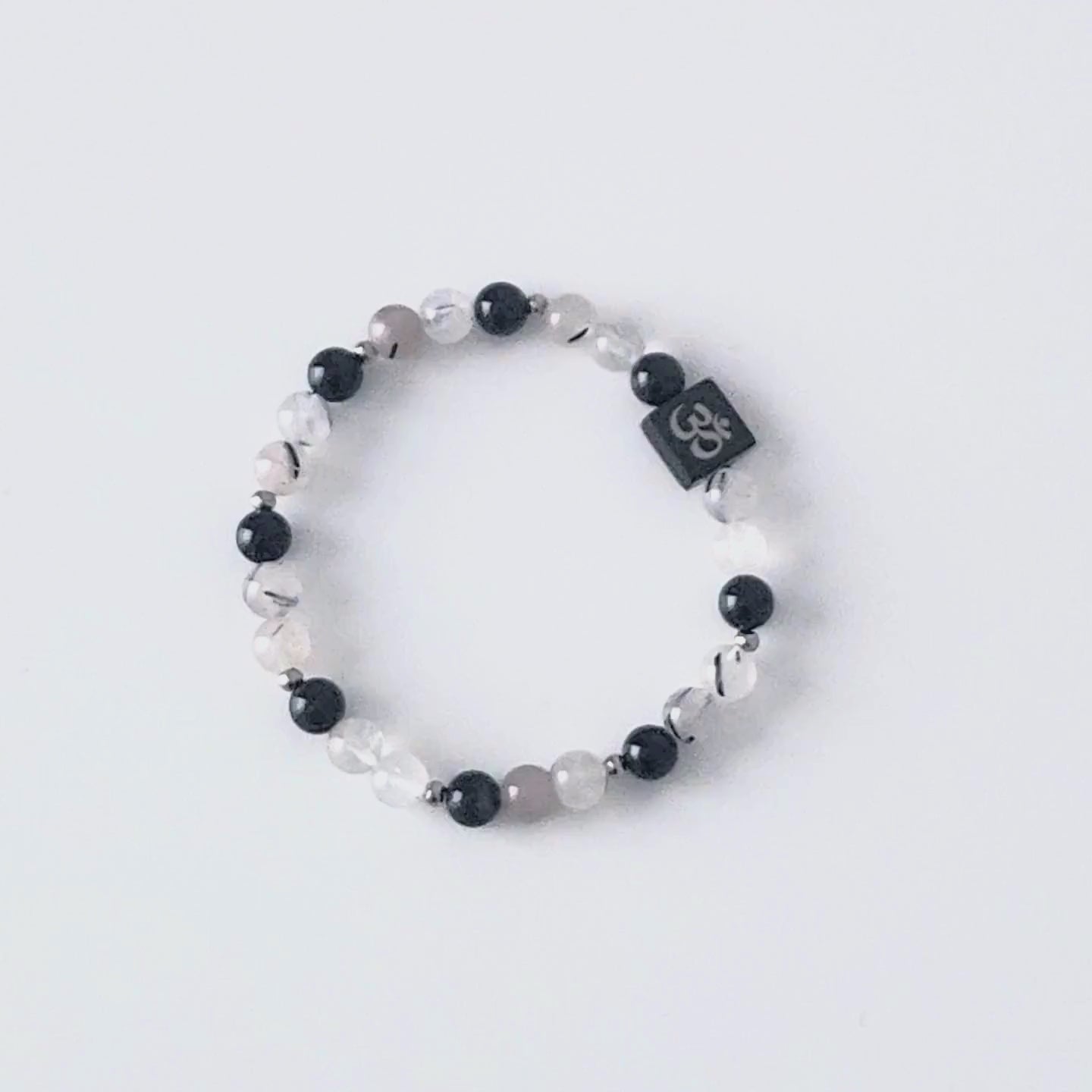 Vidéo du bracelet pour femme en pierre naturelle de quartz à inclusions de tourmaline et tourmaline. 