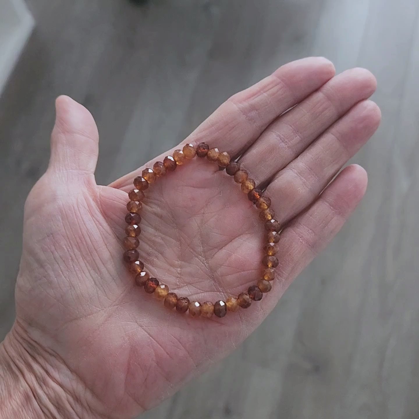 Vidéo du bracelet pour femme en pierre naturelle de grenat héssonite.