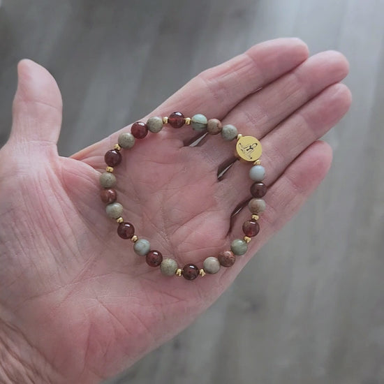 Vidéo du bracelet pour femme en pierre naturelle de jaspe impérial et grenat héssonite.