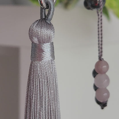 Vidéo du mala en pierre naturelle d’hématite, howlite, jaspe gris et quartz rose. 